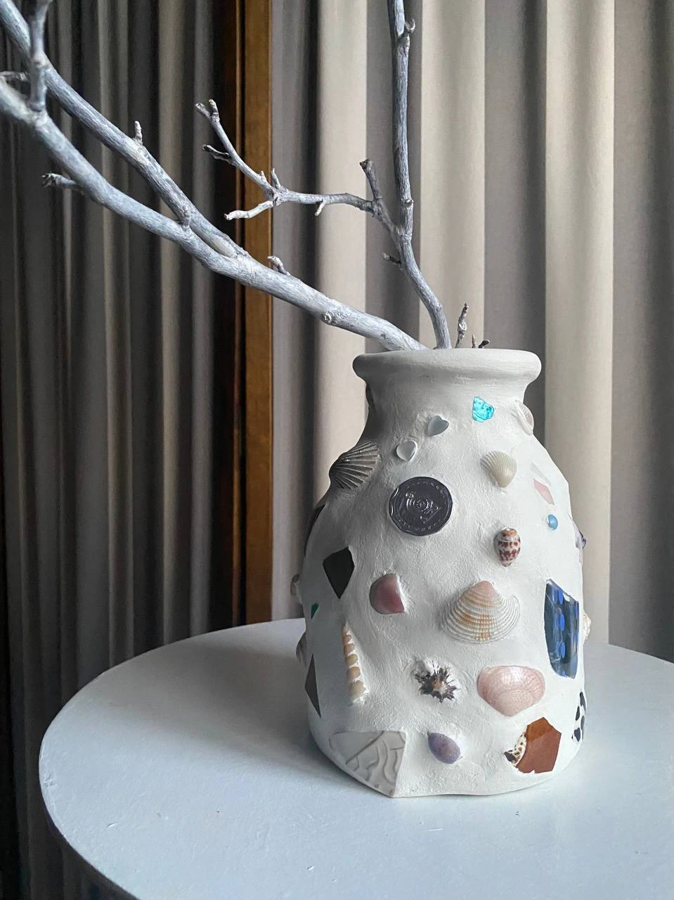 Авторская апсайклинг-ваза Terra Caeli с ракушками и керамикой